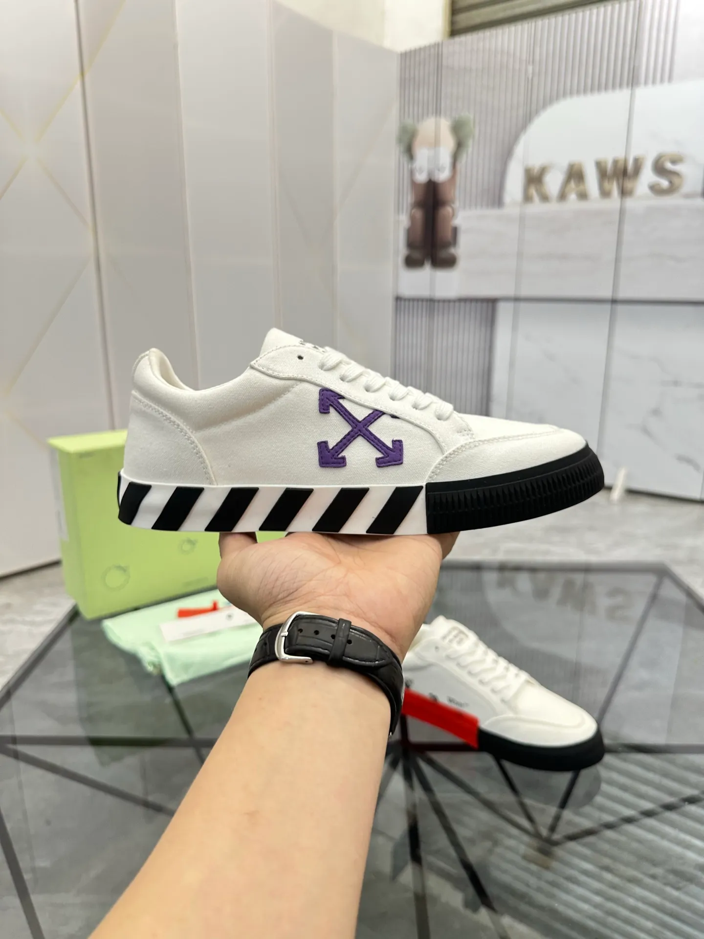 Selling men's shoes 💰: 💰P440¥ Product trademark: OFF WHITE *"OFF WHITE*" low-top casual shoes Regular size: 35-45 (can be customized to 46) Couple style Product materials: original material from the upper counter, breathable lining, original outsole. No.: H203